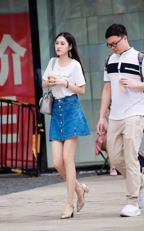 街拍：女性穿搭高跟鞋，凸显出魅力的韵味