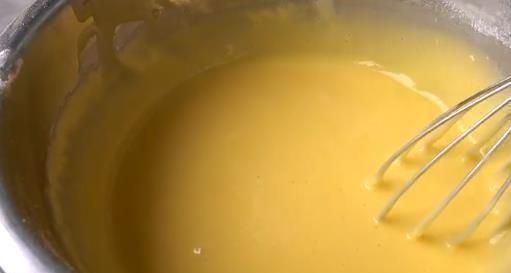 不用烤箱,不用打蛋器,教你做蓬松的金黄色蛋糕