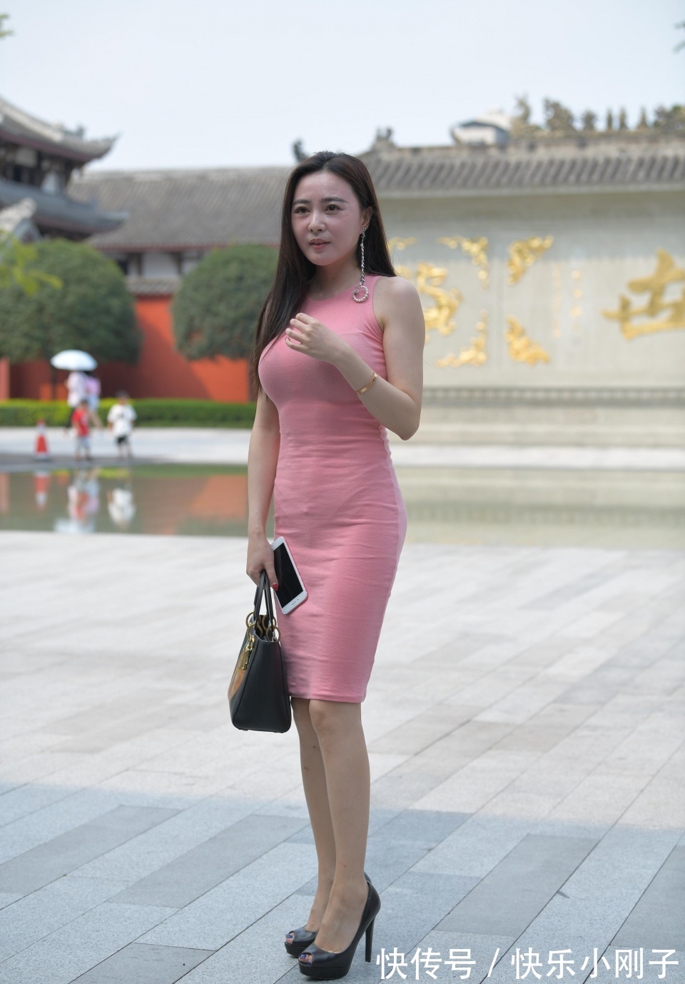 时尚|小姐姐虽然看上去有些微胖，但是一身红色连衣裙的穿搭，走在街上很时尚