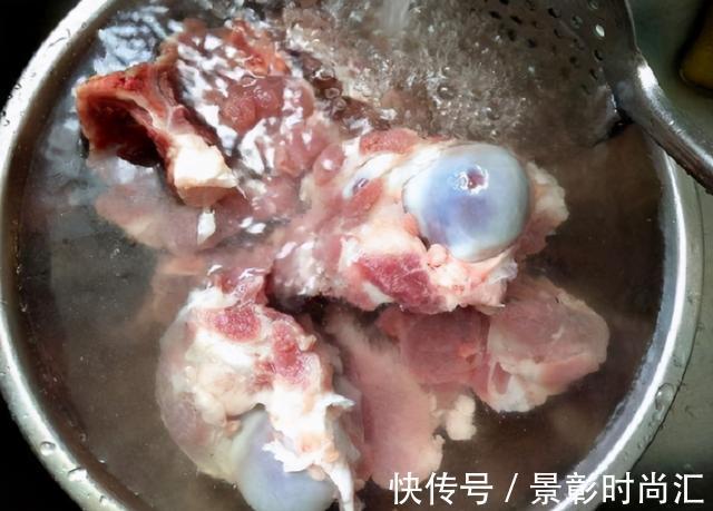 味香|炖骨头汤,记住“2不放”,汤汁浓白鲜美,味香无腥味,好喝