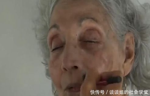 孙女|18岁孙女给80岁奶奶化妆,完成之后被征服了,网友:怀疑人生
