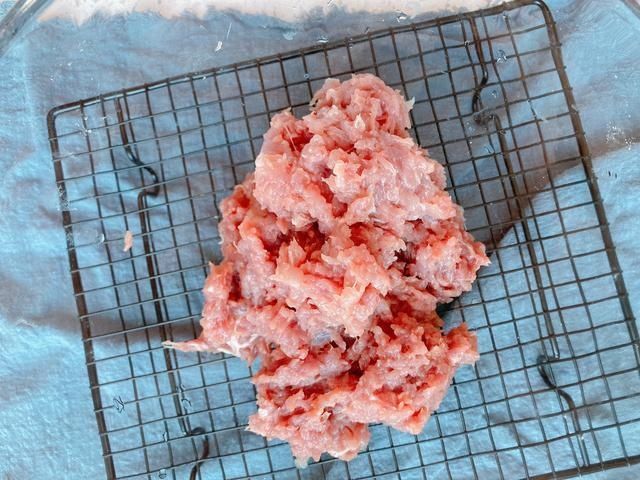 炸丸子有人放面粉,有人放淀粉,都不对,掌握3点,丸子外酥里软