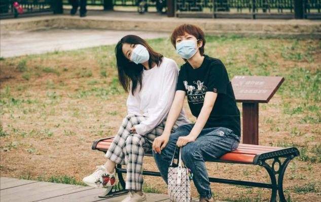 出镜|双金得主杨倩罕晒度假照,打扮随性姿势中二,淡妆出镜气质大变样