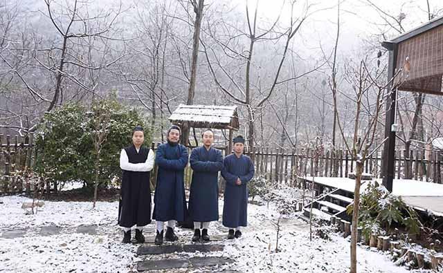 中年|终南山假道士越来越多，管理处涨租金也赶不走，这里迟早被毁掉