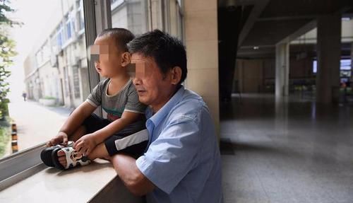 二胎|“自己生得自己养”,23岁大学生拒绝抚养弟弟,被父母告上法庭