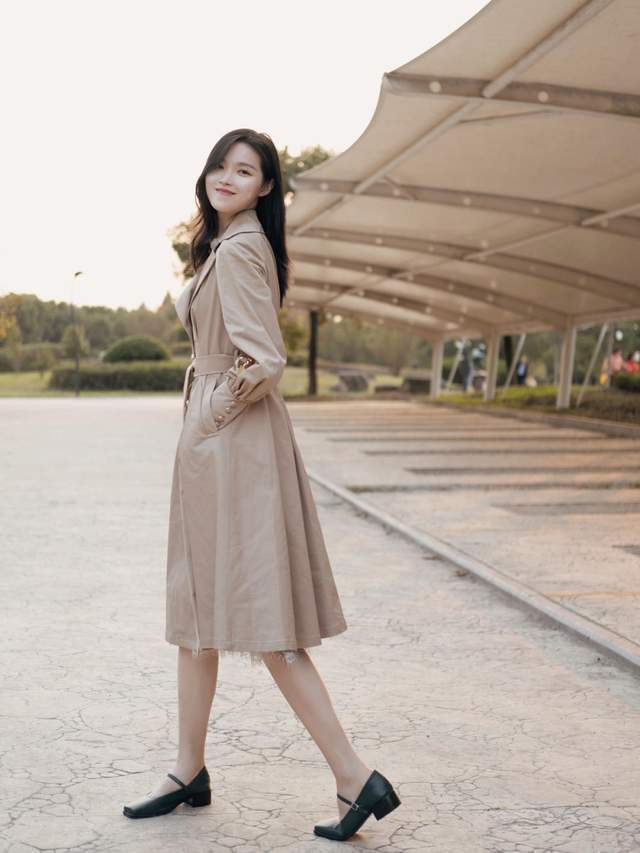 穿搭|秋天不知道该穿什么外套?这4件风衣就够了,适合30岁的女人借鉴