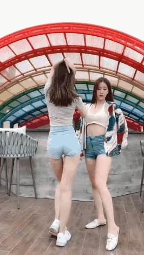 |搞笑GIF:求抱抱,求抱抱,袋鼠卖萌,挡不住啊,挡不住