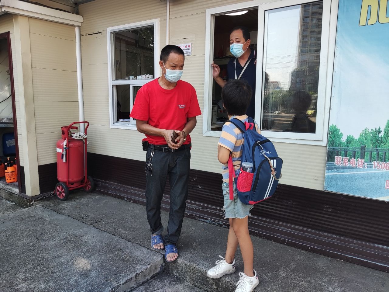 暖心|东阳新闻网丨小女孩上学路上迷路，公交人暖心救助