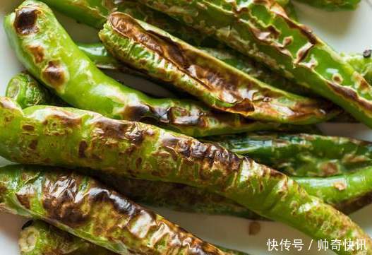 难怪|做虎皮青椒,先放油还是后放油?很多人不懂,难怪不起皮还很油腻