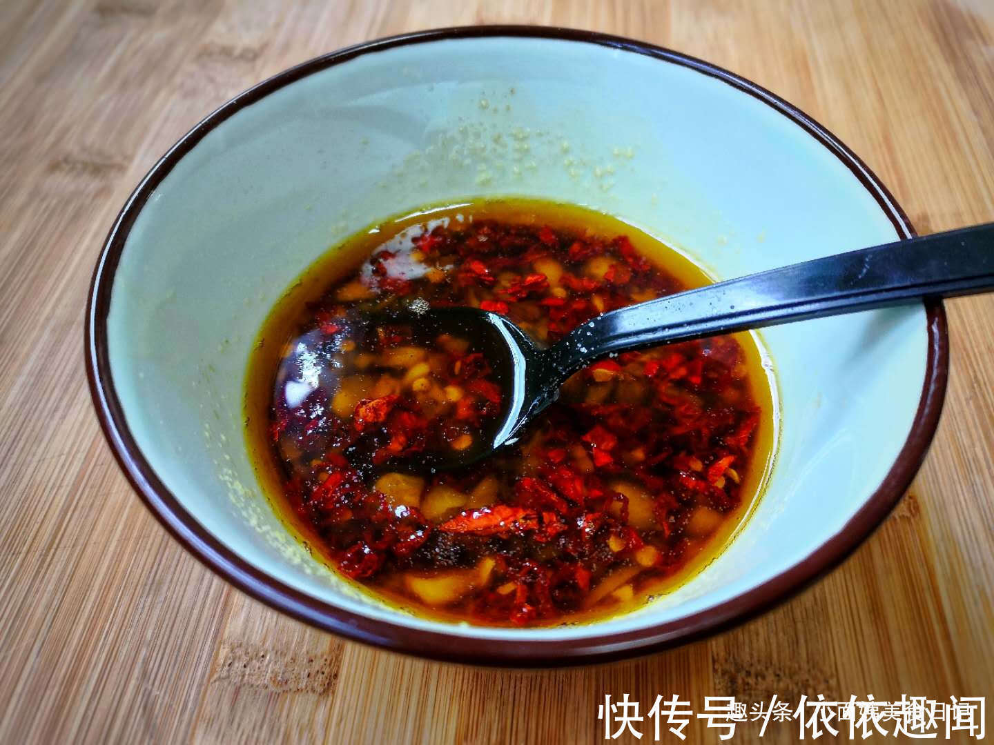 这树叶很多人都没吃过,比香椿芽还香,一烫一拌,是最好开胃菜!