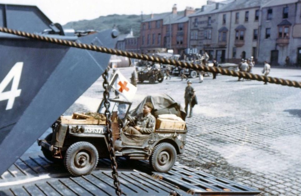 诺曼底|诺曼底登陆罕见的彩色照片：士兵们准备登陆诺曼底，平凡而伟大