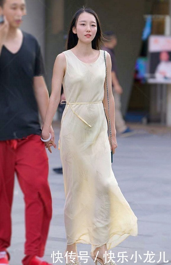 尖头|一袭米色的丝滑长裙,搭配尖头细跟鞋,逛街很精致!