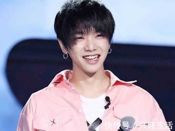 为什么华晨宇的肩膀上总有朵花?镜头放大20倍,网友:用心了