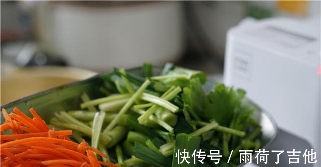 炒米粉|懒人版鸡蛋炒米粉，做法和煮泡面差不多，味道比泡面好！