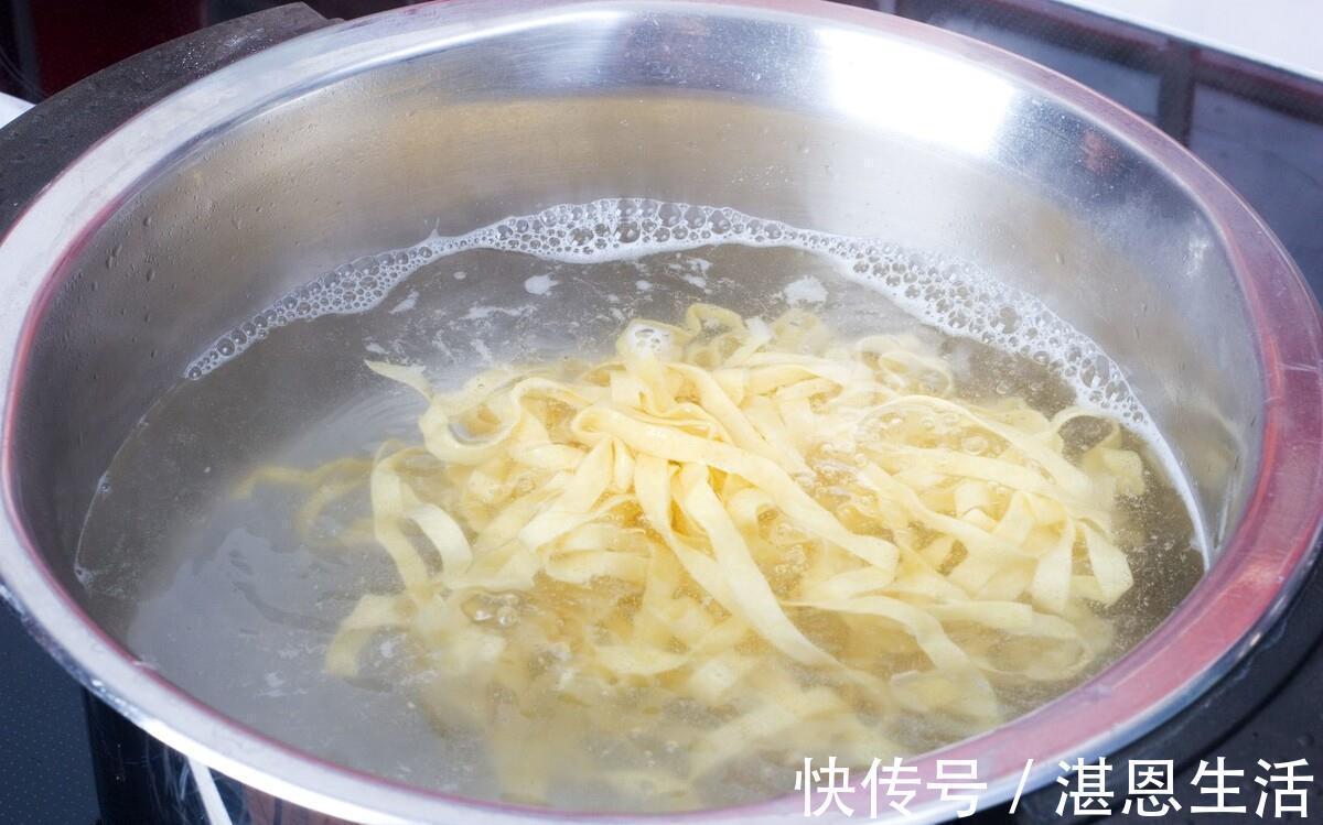炝锅面|煮面条时，记得提前“放2味”，面条爽滑不坨，又香又好吃