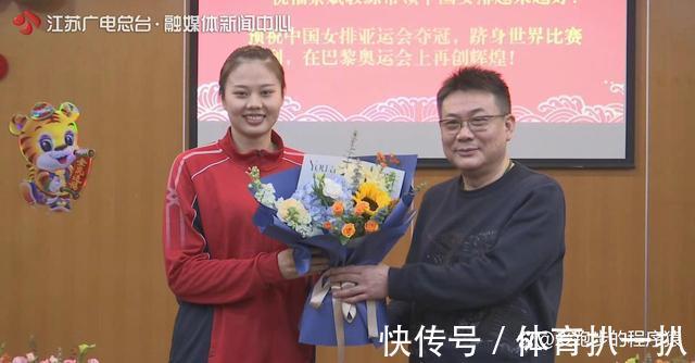人才库|江苏女排正式告别蔡斌,张常宁出席欢送仪式,龚翔宇代表球员送花