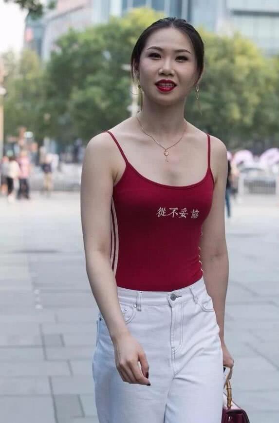 小姐姐|街拍穿红色吊带背心的小姐姐，强大的气质让人生畏