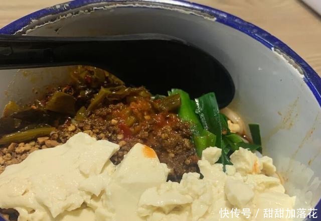 昆明藏在深巷里的小吃店,用掉瓷的搪瓷缸盛米线,不是饭点也满员