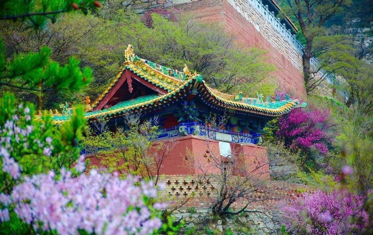 1500年前建成的悬空寺，建立在悬崖峭壁上，祭拜等于锻炼体力