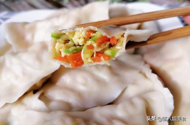 夏天|夏天包饺子，不用韭菜不用白菜，用这个菜拌馅，不放肉都鲜美好吃