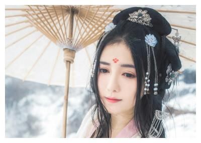 白月光$穿书: 穿成反派白月光,在反派占有欲十足的目光下,她瑟瑟发抖