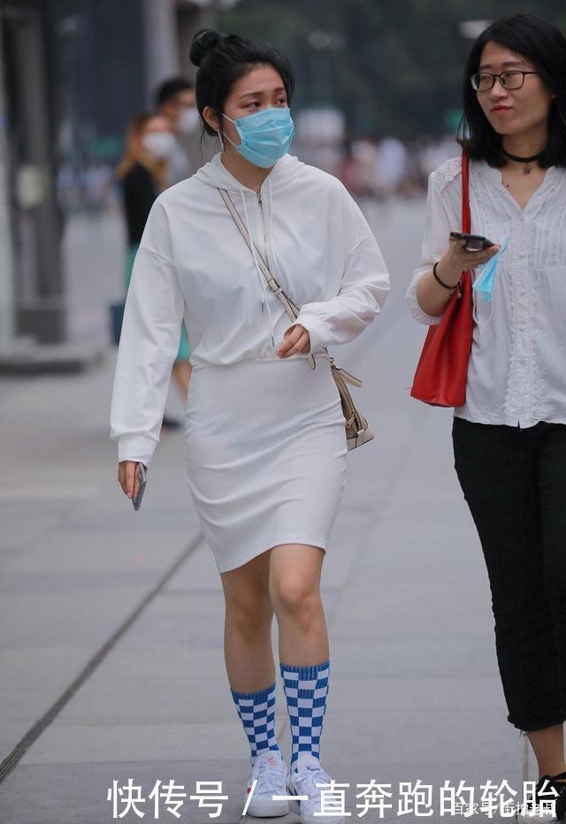 臀裙搭配|休闲款的包臀裙穿上居然这样显瘦,“收腹细腰”效果真明显!