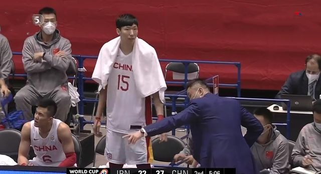中国队|张本天杰又使坏引争议!中国男篮半场领先24分,赵睿14分强硬回击