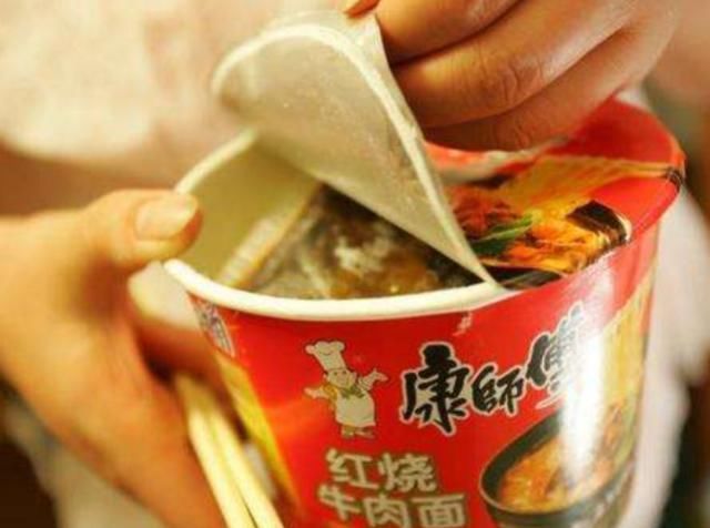 牛肉|康师傅泡面火了,“红烧牛肉”别出新意,打开后,网友这是泡面