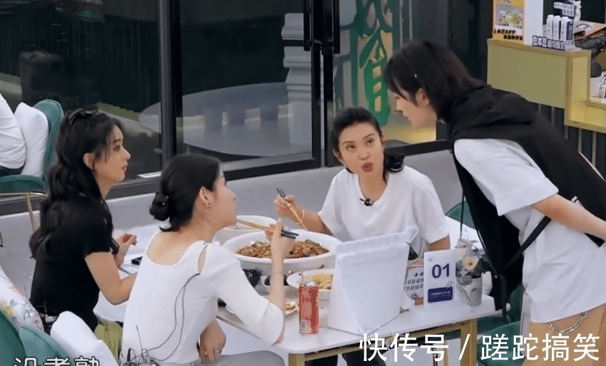 五个嘉宾都不会做菜,客人吃到生米线,难怪《中餐厅5》评分暴跌