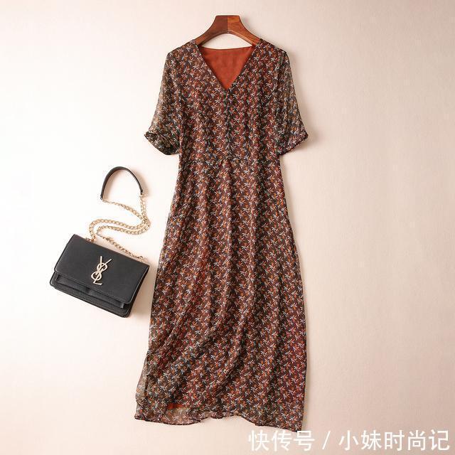 瘦真丝 深色系的连衣裙,女人尊贵文艺的腔调又很倾城