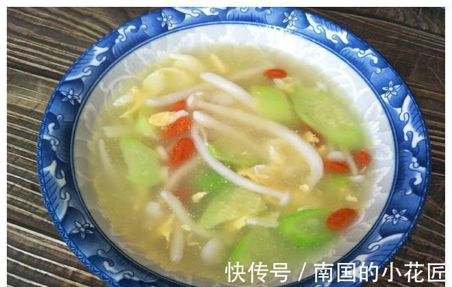 多喝|打丝瓜汤时,记得多加1步,丝瓜翠绿不发黑,立秋后要多喝