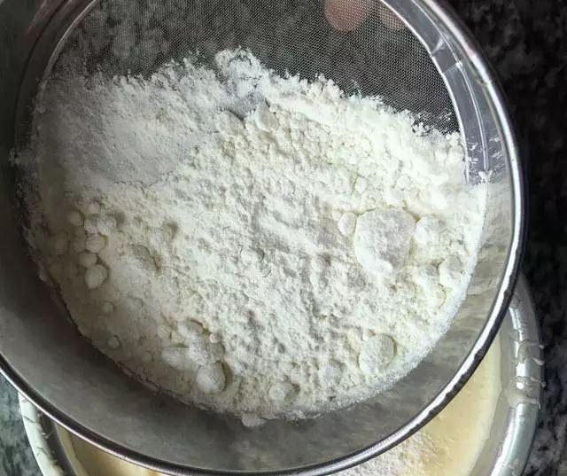 泡打粉|原来风靡大街的脆皮蛋糕做法这么简单，只要三步，早餐就做好了