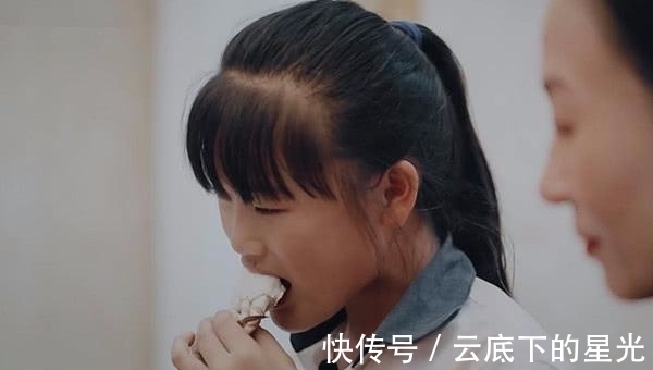 《变形计》山村女孩第一次吃海鲜大餐，结果闹肚子，真相惹人心疼