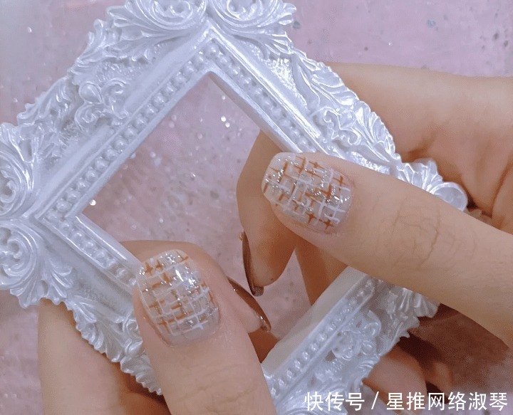 超有名媛范儿的甜美小香风美甲,精致不浮夸,千万别错过