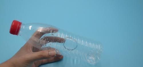 洗碗池里放一个塑料瓶,真是厉害了,一年能省不少钱,都学学吧