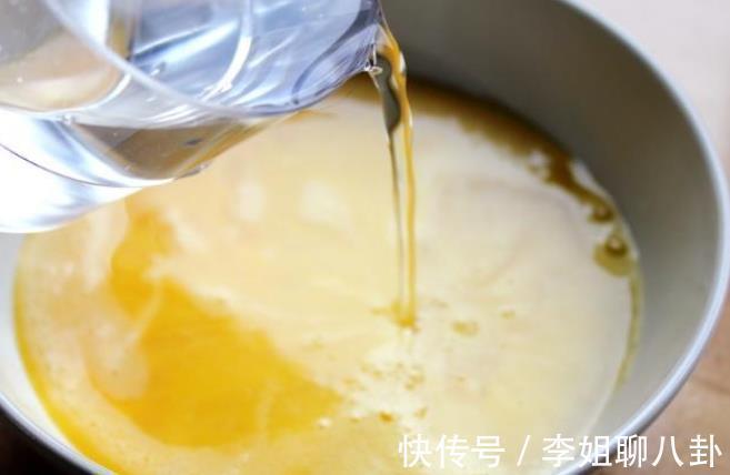 蒸鸡蛋羹不要直接加水，先弄懂3要点，出锅滑嫩鲜美，光滑无气孔