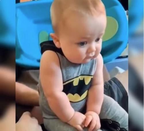 害羞|1岁萌宝“偷瞄”爸爸走红,害羞模样太可爱,网友心都被萌化了