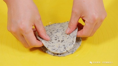 面粉里加1碗黑芝麻!1次能做十多个,包子也没有它香