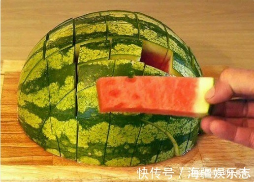 三位月嫂来应聘,每人切了一盘西瓜,媳妇看后,果断选了第3位!