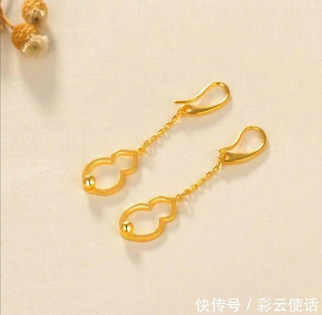 穿搭|有品位的女人,过了40岁佩戴这几款黄金首饰,气质又好看