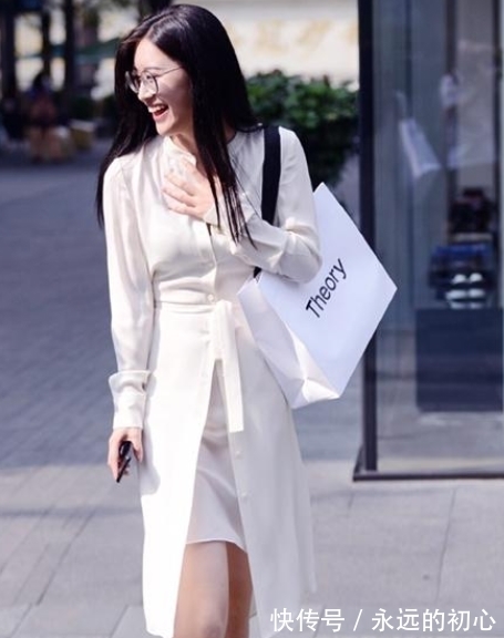 街拍|街拍:小姐姐穿着红色风衣外套头发盘在脑后气质成熟又靓丽