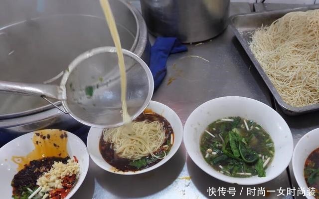 四十多年老面馆煮面用剩菜,天天都是顾客盈门,客人们纷纷夸赞他