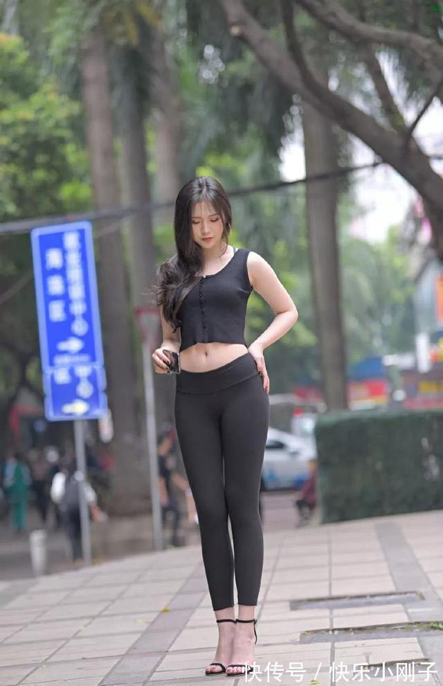 穿搭 小姐姐身穿白色的短袖,搭配黑色的职业装,看上去时尚又可爱