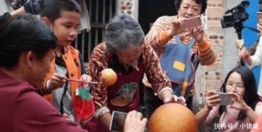 街边|老奶奶街边卖特别小吃,十元1个,刚出锅顾客不买却掏出了手机