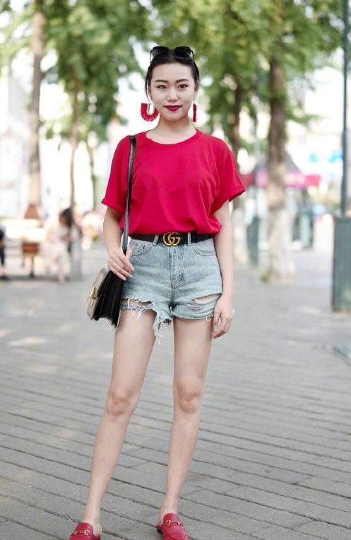 街拍:小姐姐皮肤白皙,身穿牛仔装,爽朗帅气