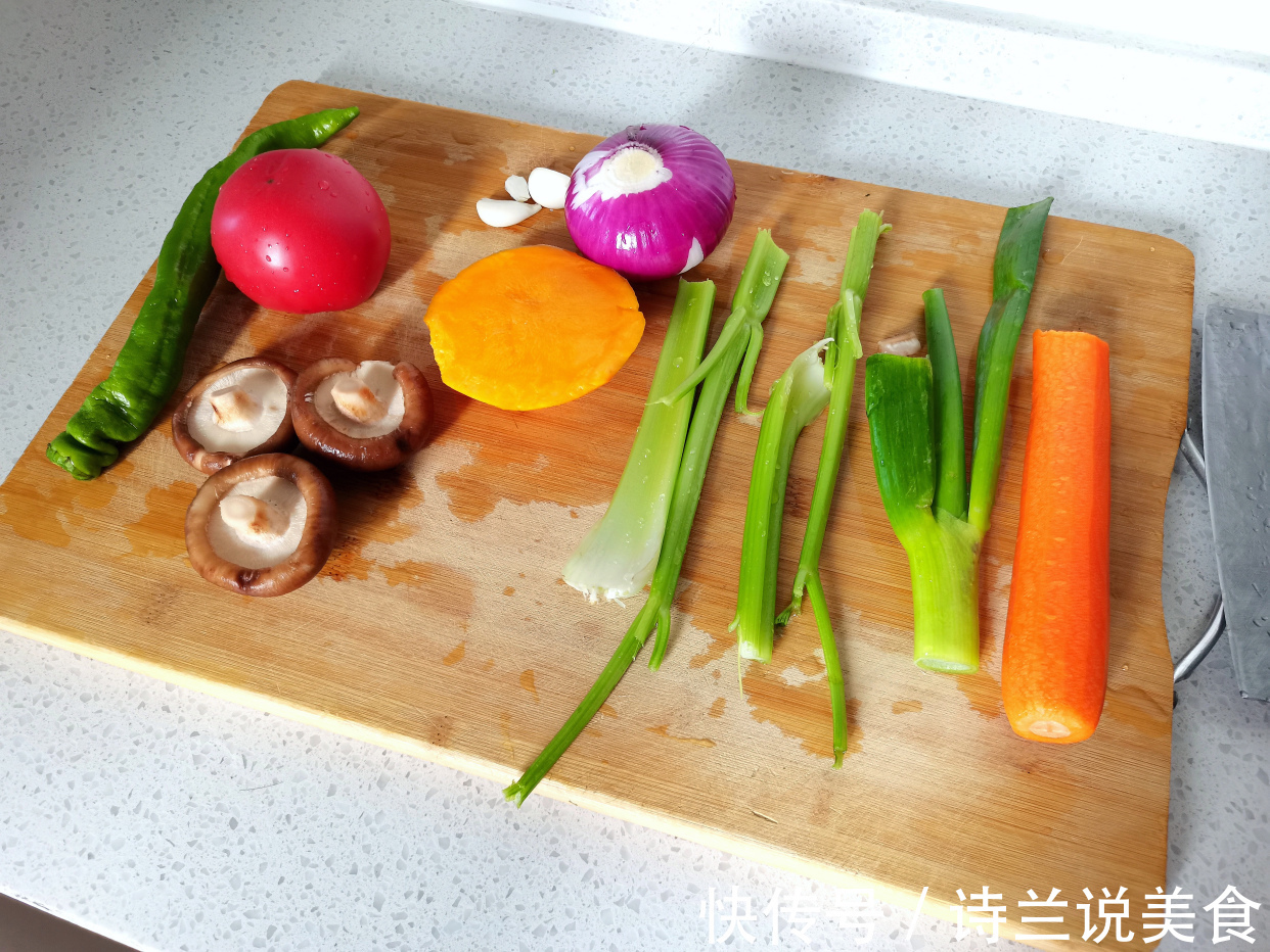 两口子的简单家常晚餐,肉香汤鲜,真的太香了,比吃大餐过瘾