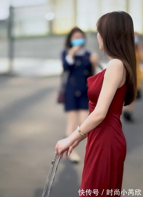 知性|街角里的时尚，真丝裙彰显“知性熟女”韵味