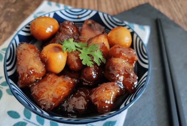 红烧肉焯不焯水？不加一滴水，不炒糖色，出锅红亮诱人，肥而不腻