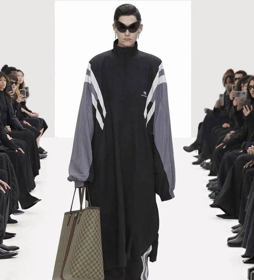 巴黎世家 购时髦：奢侈品大牌也玩赛博朋克？｜封面天天见·逛姐出街