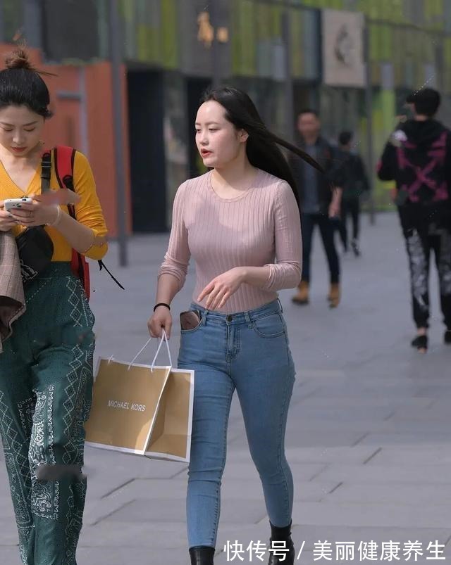打底裤 牛仔外套搭配深蓝打底裤,单色搭配,最保守最低调的穿衣方法!